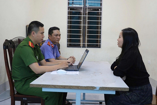 Khởi tố người phụ nữ cùng 2 đồng phạm ném chất bẩn vào cửa hàng quần áo ở Nghệ An