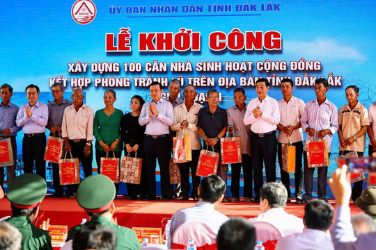 Đại tướng Phan Văn Giang dự lễ khởi công xây dựng nhà sinh hoạt cộng đồng chống lũ