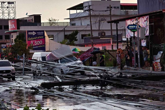 Mưa lũ làm gián đoạn lưới điện tại Thái Lan, hàng trăm người sơ tán tại Malaysia