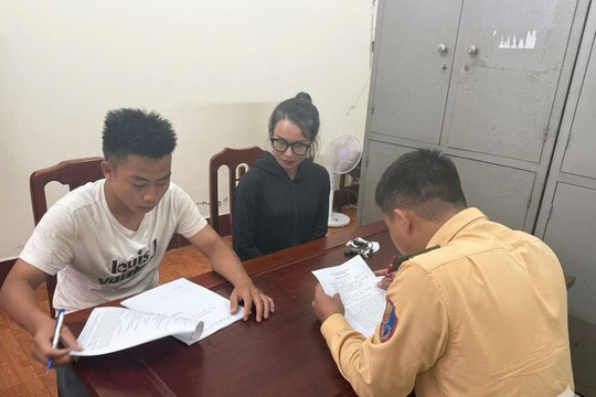 Phạt và tịch thu xe nam thanh niên dùng chân điều khiển mô tô