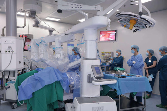 Lần đầu tiên bác sĩ từ Hà Nội trực tiếp phẫu thuật cho bệnh nhân ở Cần Thơ