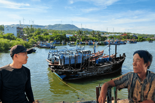 Hiện trường cháy 16 tàu cá: Ngư dân Gia Lai thẫn thờ nhìn xác tàu đen kịt