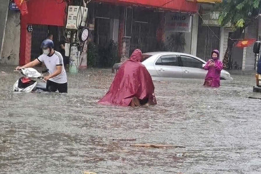 Mưa lớn kéo dài, nhiều tuyến đường ngập sâu ở Hải Phòng