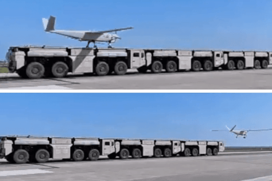 Khoảnh khắc UAV Trung Quốc cất cánh từ máy phóng điện từ gắn trên xe tải