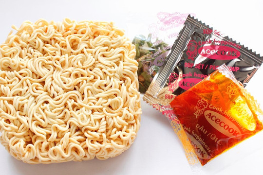 Giải mã những bí mật bên trong các gói gia vị mì ăn liền