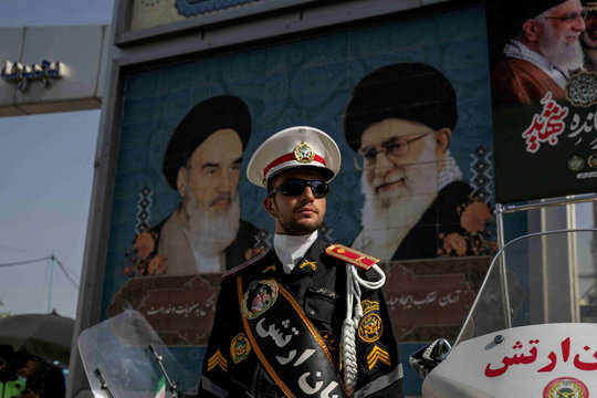 Iran huy động 265.000 cảnh sát bảo vệ lễ tang Đại giáo chủ