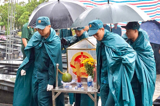 Những ngày không nghỉ ở nghĩa trang Trảng Bom để tìm lại tên cho các liệt sĩ