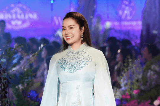 Ca sĩ Ngọc Anh sánh đôi chồng nhạc sĩ trên sàn diễn áo dài cưới
