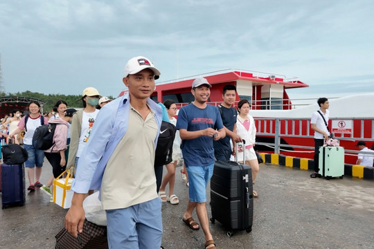 Đặc khu Cô Tô đưa hơn 1.700 du khách về đất liền an toàn sau bão số 1