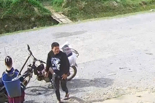 Giải cứu cháu bé bị bắt cóc khi đang bán dưa ven đường