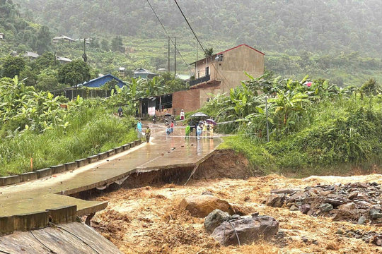 Nước lũ trên suối dâng cao, nhiều tuyến đường ở Sơn La bị ảnh hưởng