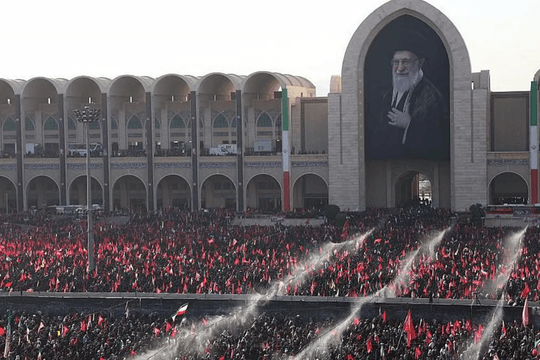 Thi hài của ông Khamenei được đưa về Qom trước lễ rước