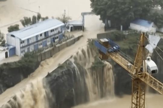 Bão lớn càn quét, Trung Quốc tiếp tục đón siêu bão Bavi