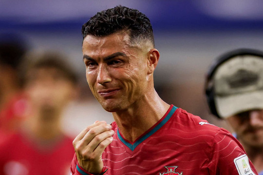 Ronaldo bật khóc nức nở trong ngày chia tay World Cup