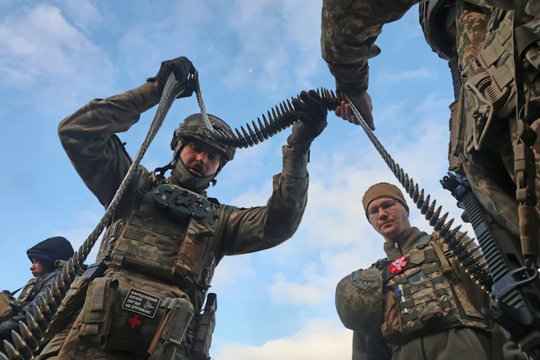 Ukraine tăng lương giữ chân binh sĩ nước ngoài