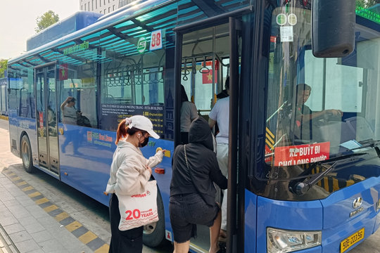 Đi xe buýt miễn phí, niềm vui của người cao tuổi, người lao động ở TP.HCM