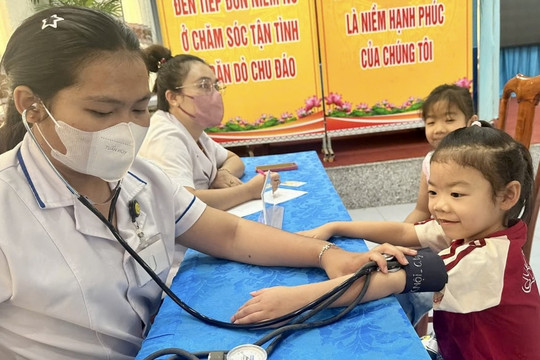 Hàng trăm trẻ em ở vùng sâu Đắk Lắk được khám tầm soát tim miễn phí