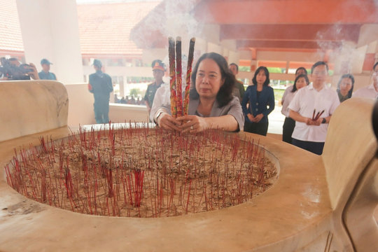 Phó Chủ tịch nước dâng hương, tặng quà gia đình chính sách tại Tây Ninh