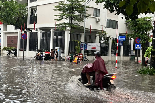 Vì sao đường phố Hà Nội vẫn chìm trong biển nước sau mưa lớn?