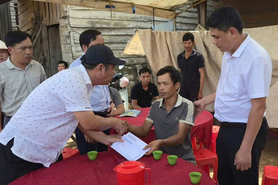 Thăm hỏi động viên gia đình 5 nữ sinh đuối nước ở Lâm Đồng