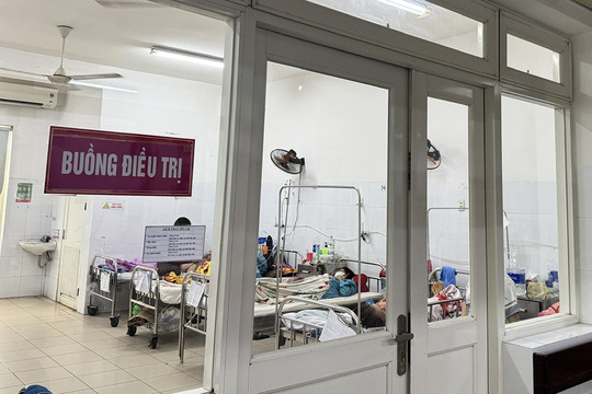 21 người nghi ngộ độc thực phẩm sau bữa ăn tại căng tin ở Huế