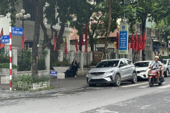 Tái diễn chiếm lòng đường làm bãi đỗ xe tại nhiều tuyến phố Hà Nội