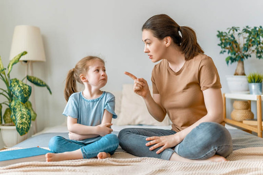 Cảnh báo tác hại khi cha mẹ liên tục cầm điện thoại trước mặt con