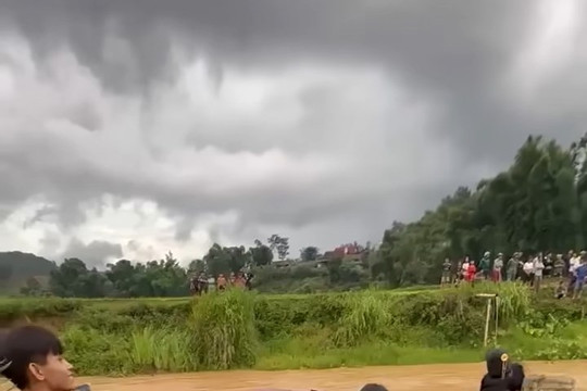 Nước lũ dâng nhanh, cuốn trôi 1 ô tô ở Sơn La