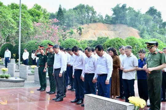 Thủ tướng dâng hương tưởng niệm các Anh hùng liệt sỹ tại Lào Cai
