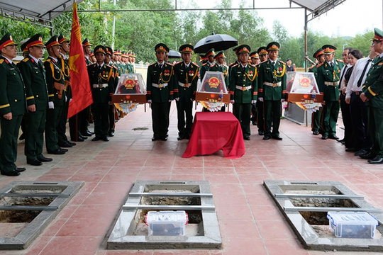 Đà Nẵng truy điệu, an táng 5 hài cốt liệt sĩ ở hang Đá Sập, xã Hà Nha