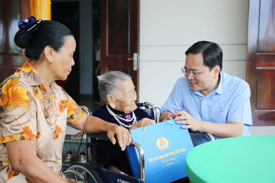 Chủ tịch Tổng LĐLĐ Việt Nam thăm, tặng quà gia đình chính sách ở Đà Nẵng