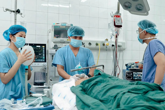 Bộ Y tế hỏa tốc chỉ đạo cứu nạn vụ xe khách lao khỏi cao tốc lúc nửa đêm