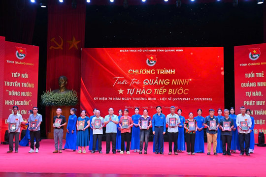 Tuổi trẻ Quảng Ninh trao hơn 170 ảnh phục dựng chân dung liệt sĩ cho thân nhân