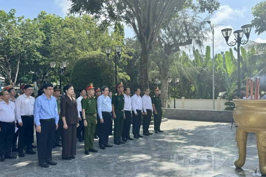 Chủ tịch Quốc hội dâng hương tưởng niệm Anh hùng liệt sĩ Võ Thị Sáu