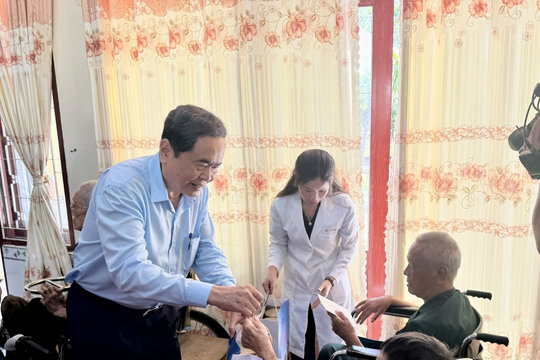 Chủ tịch Quốc hội tri ân người có công, thăm Mẹ Việt Nam Anh hùng