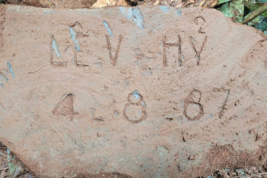 Tấm bia khắc chữ "LÊ V HỶ - 4.8.67":Thắp hy vọng tìm thấy liệt sĩ của gia đình ở Hải Phòng