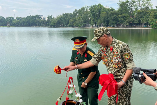 Lễ lấy nước Hồ Gươm tri ân các anh hùng liệt sĩ trên sông Thạch Hãn, Quảng Trị