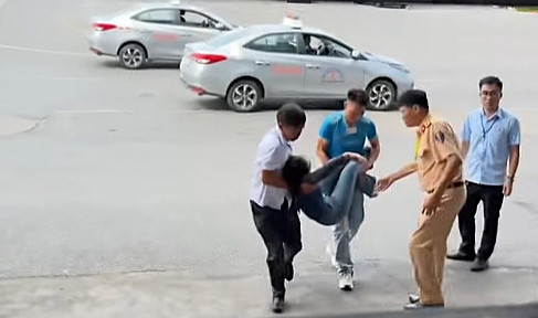Kịp thời sơ cứu học viên bị ngất sau phần thi lái xe trong hình ở Nghệ An