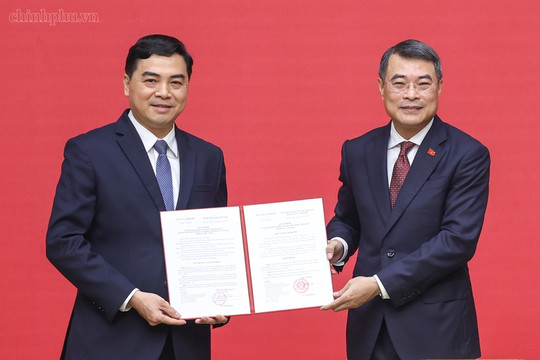Thủ tướng trao quyết định bổ nhiệm Thứ trưởng Thường trực Bộ Dân tộc và Tôn giáo