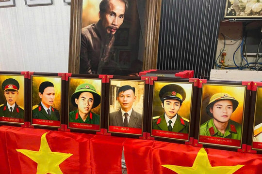 Nhiều địa phương tại TP.HCM đồng loạt trao ảnh phục dựng liệt sĩ