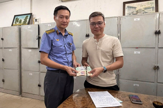 Bỏ quên gần 123 triệu trên tàu SE2, khách xúc động khi được trả lại nguyên vẹn