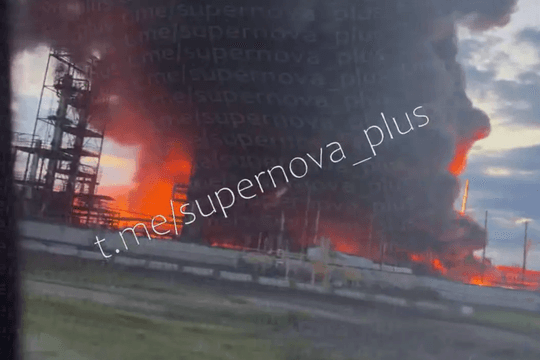 UAV Ukraine tấn công nhà máy lọc dầu Nga trong đêm