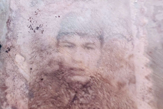 Tìm thấy album ảnh trong mộ liệt sĩ, nhiều gia đình liên hệ nhận thân nhân