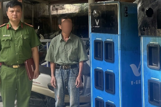 Bắt giữ người đàn ông cố ý làm hư hỏng 2 tủ đổi pin xe máy điện ở Hà Nội