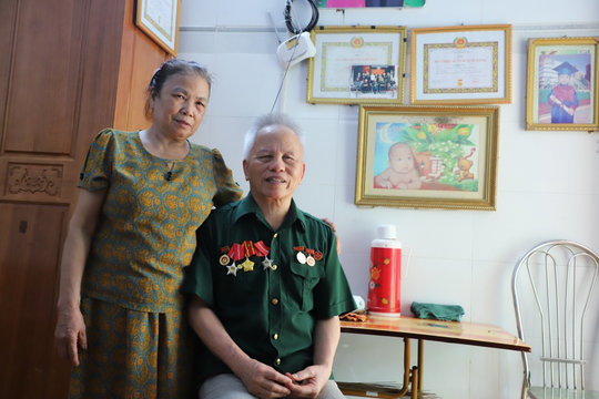 Người vợ tảo tần nguyện làm "đôi mắt" đồng hành với chồng thương binh hơn 45 năm