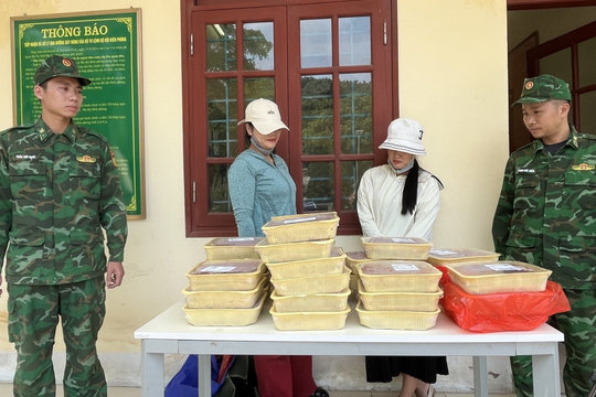 Lào Cai bắt giữ 2 vụ vận chuyển lậu tôm hùm đất, bốc mùi hư hỏng