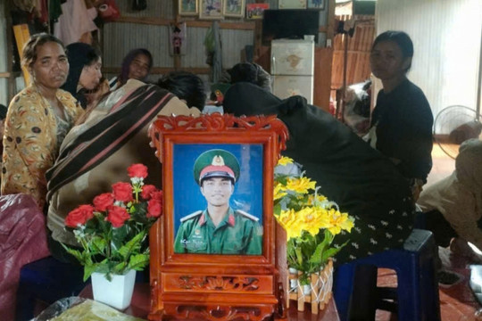 Truy tặng Bằng khen với Thượng sĩ Kpă Thiêp dũng cảm cứu người bị điện giật