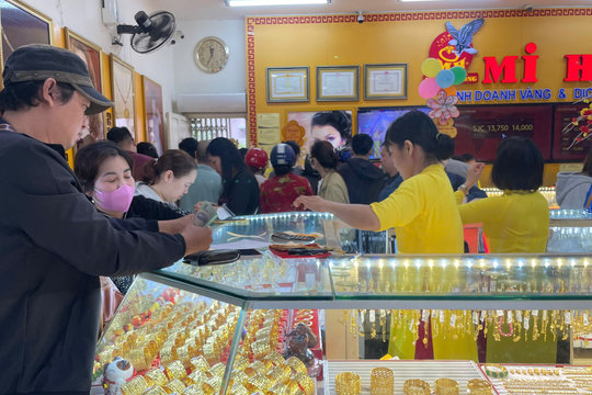 Khách đông nghẹt, tiệm vàng lâu đời tại TP.HCM giới hạn bán mỗi người 5 chỉ