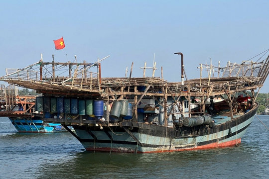 Tàu cá Quảng Ngãi gặp nạn ở biển Trường Sa, 33 ngư dân được cứu, 3 người mất tích