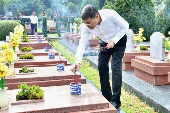 Thủ tướng Lê Minh Hưng dâng hương tri ân các anh hùng liệt sĩ tại Điện Biên Phủ